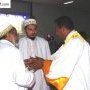 Le pasteur Mailhol en conversation avec des membres musulmans.