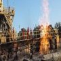 Les ouvrier peuvent sentir le chaleur en approchant la flamme de gaz