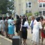 La poignée de mains et les embrassades de félicitations.