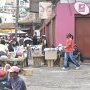 Même volets mi-fermés, le commerce fonctionne