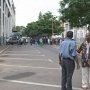 La foule est maintenue à distance