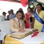 Le président de la République signant le livre d'or de la ville.