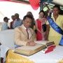 Le président de la République signant le livre d'or de la (...)