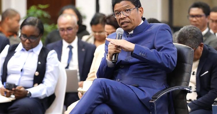 FMI-Madagascar : le gouvernement défend le gel des prix du carburant tout en poursuivant les négociations sur les financements